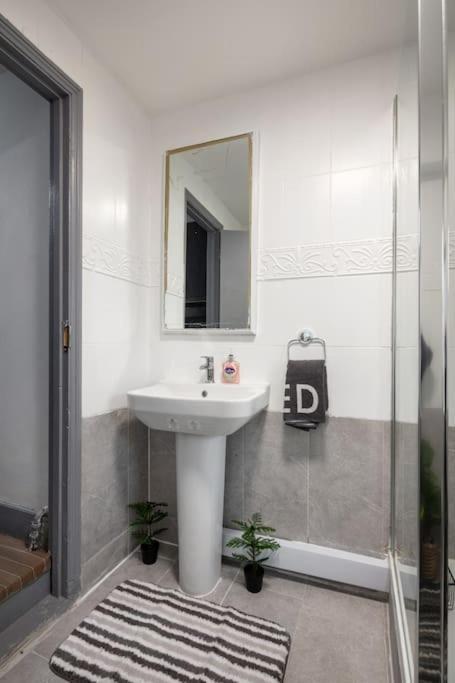 2A - Bright & Airy 2 Bed Flat - 20 Mins To Central London Exterior photo